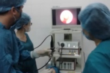 Gắp thành công con vắt trong sống mũi bệnh nhi 2 tuổi