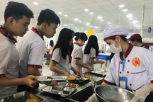 TP.HCM: 24 học sinh nhập viện nghi ngộ độc thực phẩm