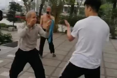 Cụ ông dùng "võ gà" để tỷ thí cùng thanh niên trẻ