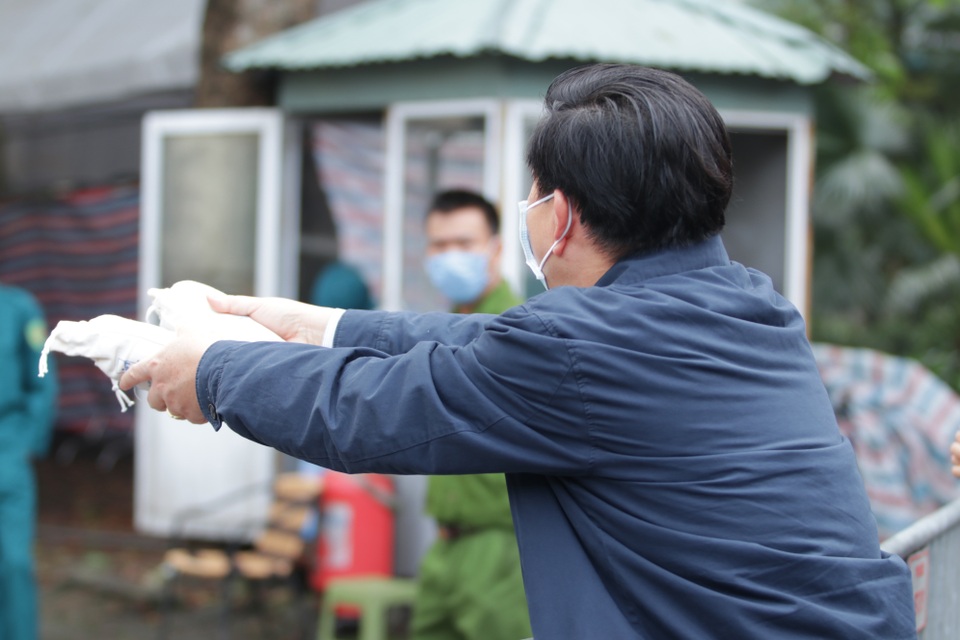 Hà Nội: Người thân tấp nập tiếp tế đồ vào khu cách ly Pháp Vân - Tứ Hiệp - 8 Hà Nội: Người thân tấp nập tiếp tế đồ vào khu cách ly Pháp Vân - Tứ Hiệp - 8