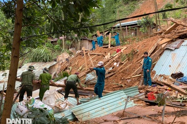 Băng rừng, vượt 20 điểm sạt lở để cứu hộ nạn nhân bị vùi lấp ở Trà Vân