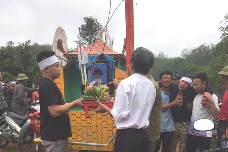 Bố mẹ đau đớn phát hiện con tử vong dưới hố nước tưới cây vừa đào - 2 Bố mẹ đau đớn phát hiện con tử vong dưới hố nước tưới cây vừa đào - 2