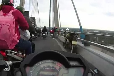 Nhiều người thản nhiên dừng xe, buôn bán hàng rong ngay trên cầu