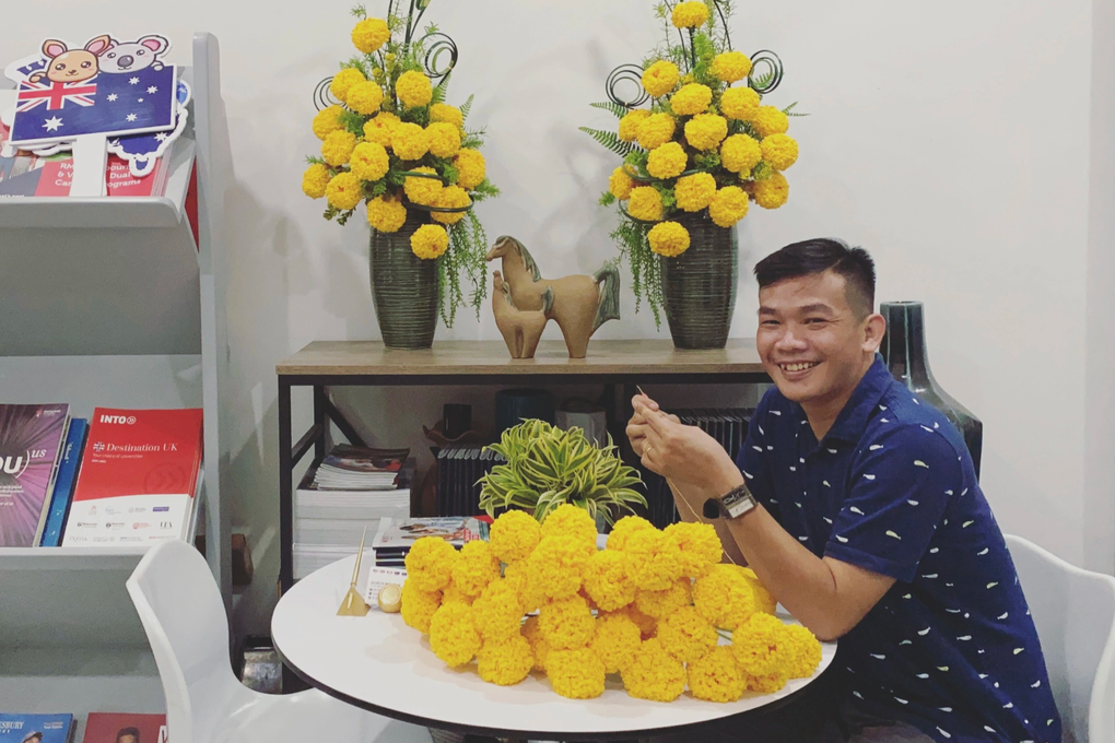 Anh chàng móc len thành đủ loại hoa, bán vài triệu đồng một chậu ngày Tết - 1 Anh chàng móc len thành đủ loại hoa, bán vài triệu đồng một chậu ngày Tết - 1
