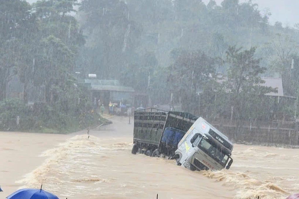 Tự ý mở rào đi qua vùng ngập sâu, tài xế và xe tải bị nước lũ cuốn trôi - 1 Tự ý mở rào đi qua vùng ngập sâu, tài xế và xe tải bị nước lũ cuốn trôi - 1
