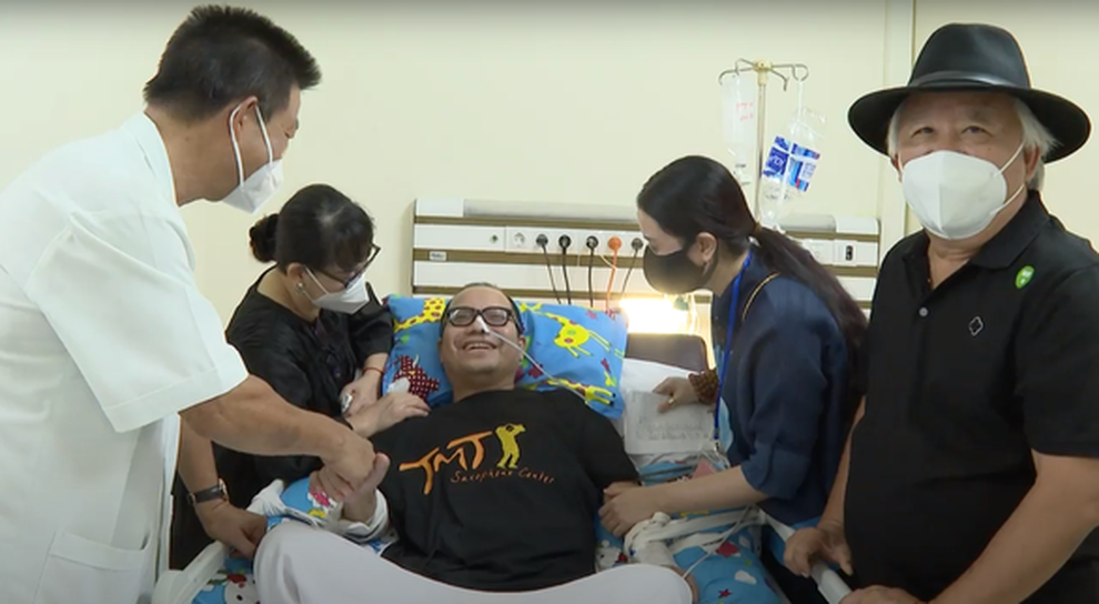 Trịnh Vĩnh Trinh xúc động khi trò chuyện cùng Trần Mạnh Tuấn tại phòng bệnh - 1 Trịnh Vĩnh Trinh xúc động khi trò chuyện cùng Trần Mạnh Tuấn tại phòng bệnh - 1