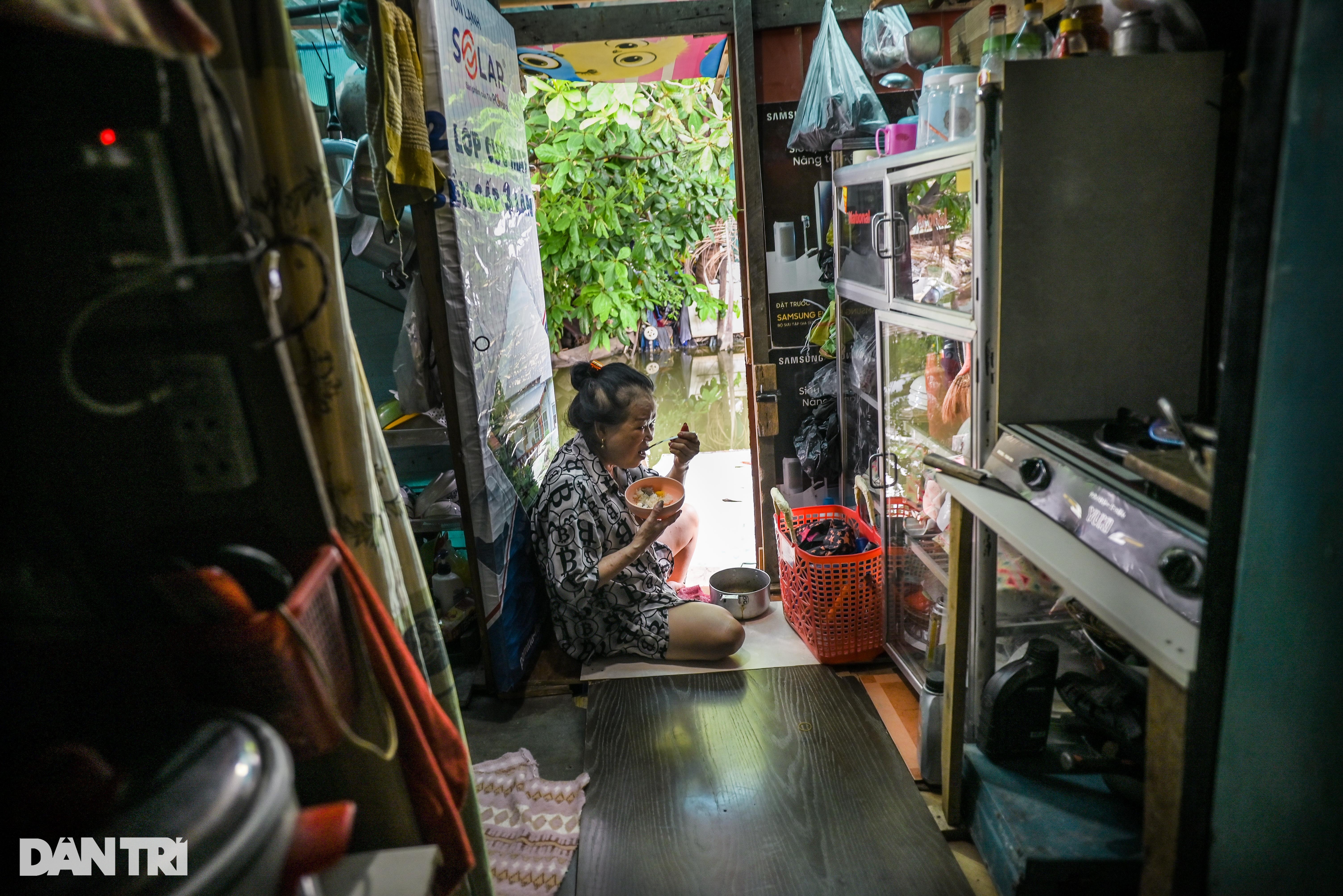 View - Cuộc sống tạm bợ trong những căn nhà ven kênh ở TPHCM | Báo Dân trí