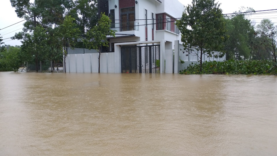 Đà Nẵng: Nhiều nơi vẫn ngập nặng, đã di dời hơn 2.500 người dân - 6 Đà Nẵng: Nhiều nơi vẫn ngập nặng, đã di dời hơn 2.500 người dân - 6