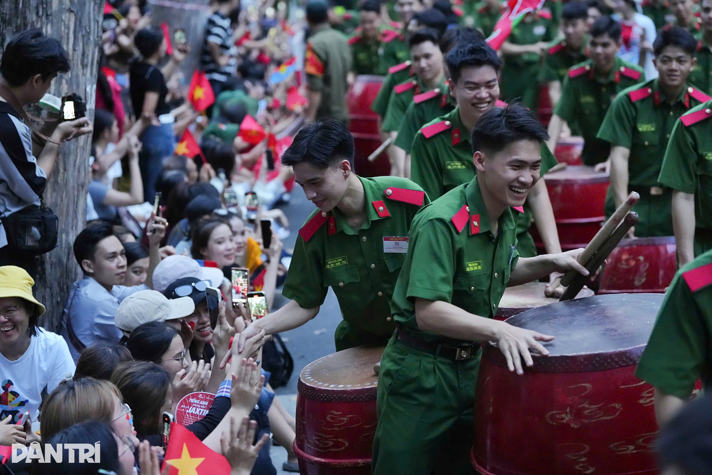 View - Người dân TPHCM reo mừng khi chiến sĩ tham gia diễu binh xuất hiện | Báo Dân trí