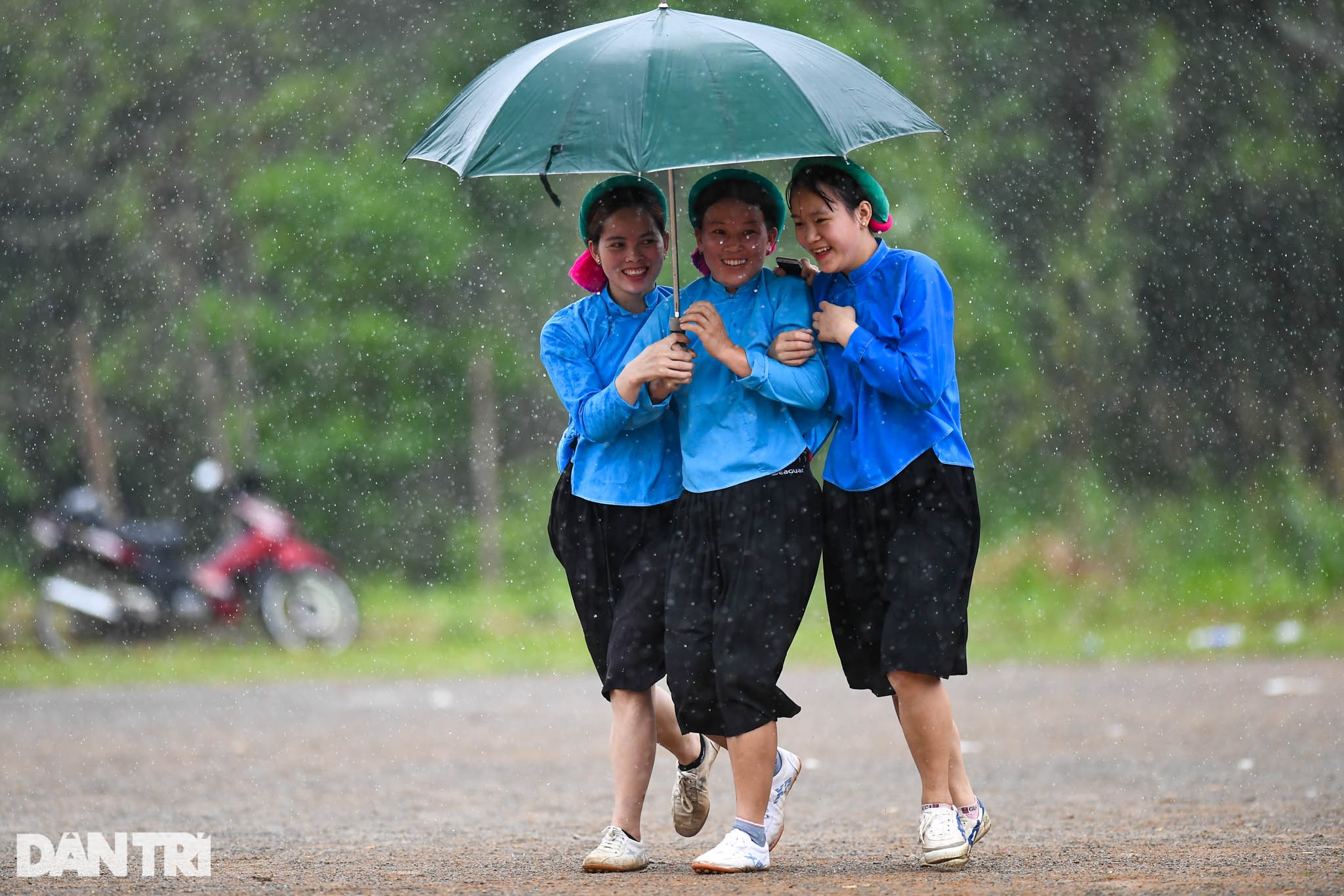 Ngắm các chị em dân tộc mặc váy xỏ giày thi đấu bóng đá trên đỉnh núi cao - 14 Ngắm các chị em dân tộc mặc váy xỏ giày thi đấu bóng đá trên đỉnh núi cao - 14