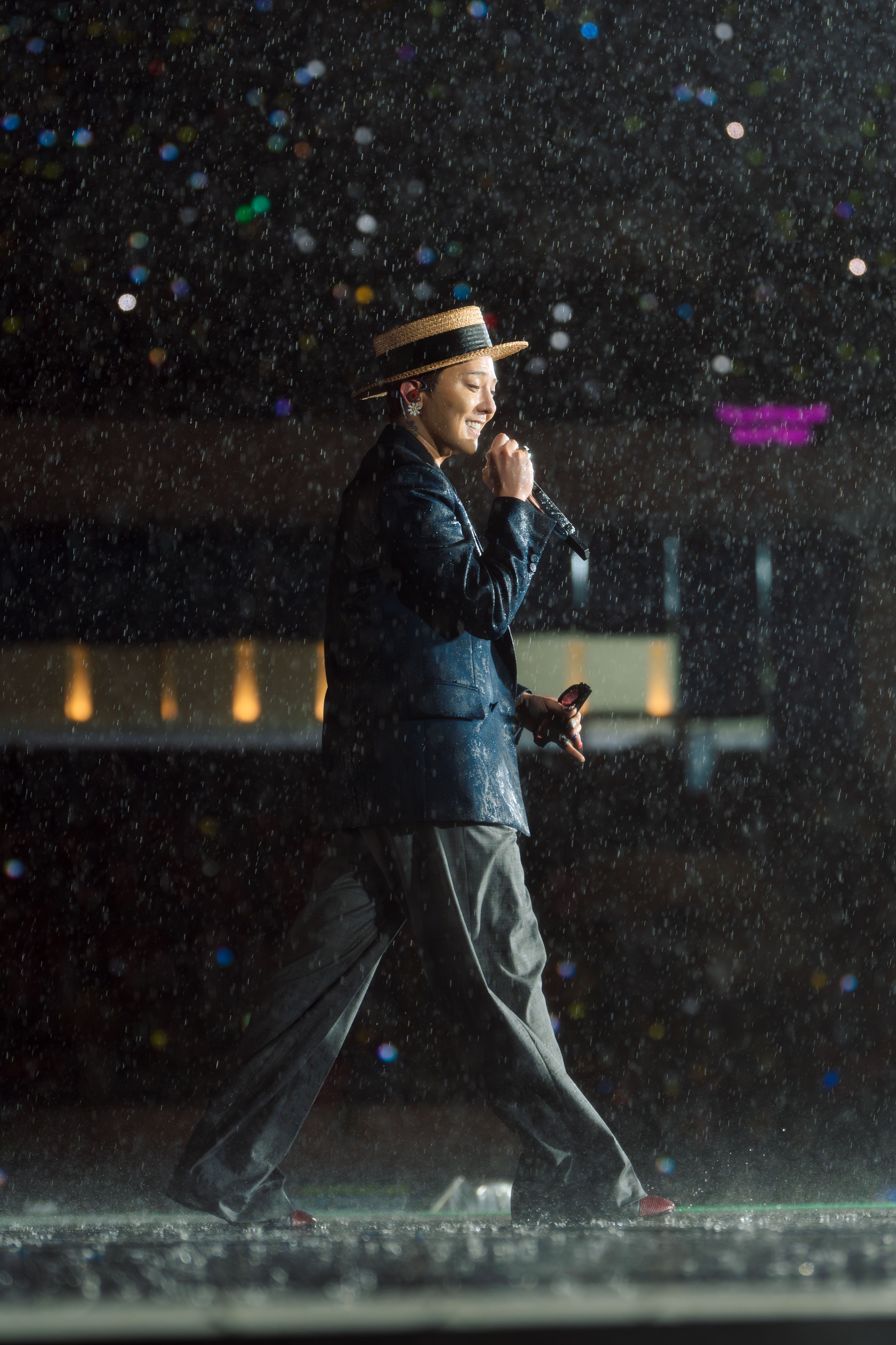Khoảnh khắc ấn tượng của G-Dragon tại sân Mỹ Đình khiến người hâm mộ phấn khích - 2