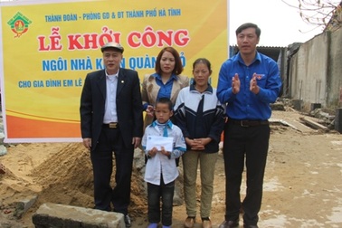 Cậu học trò nghèo xúc động đón nhận “Ngôi nhà khăn quàng đỏ”