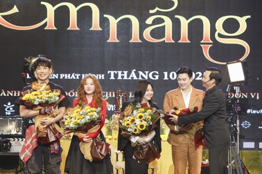 Uyển Ân đóng cảnh thân mật với Thuận Nguyễn