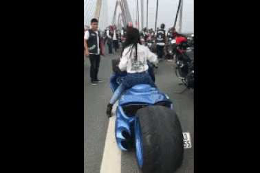 Đoàn môtô phân khối lớn thản nhiên tụ tập trên cầu để chụp ảnh