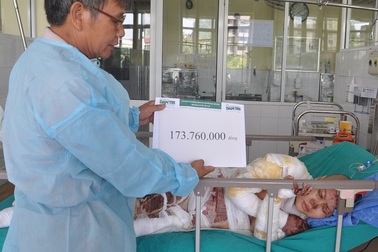 Hơn 173 triệu đồng đến với gia đình bị cháy chợ Phùng Khoang