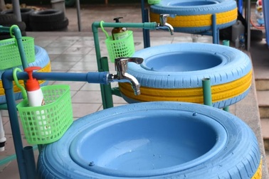 Độc đáo bồn rửa tay công cộng làm từ lốp xe ô tô đã qua sử dụng