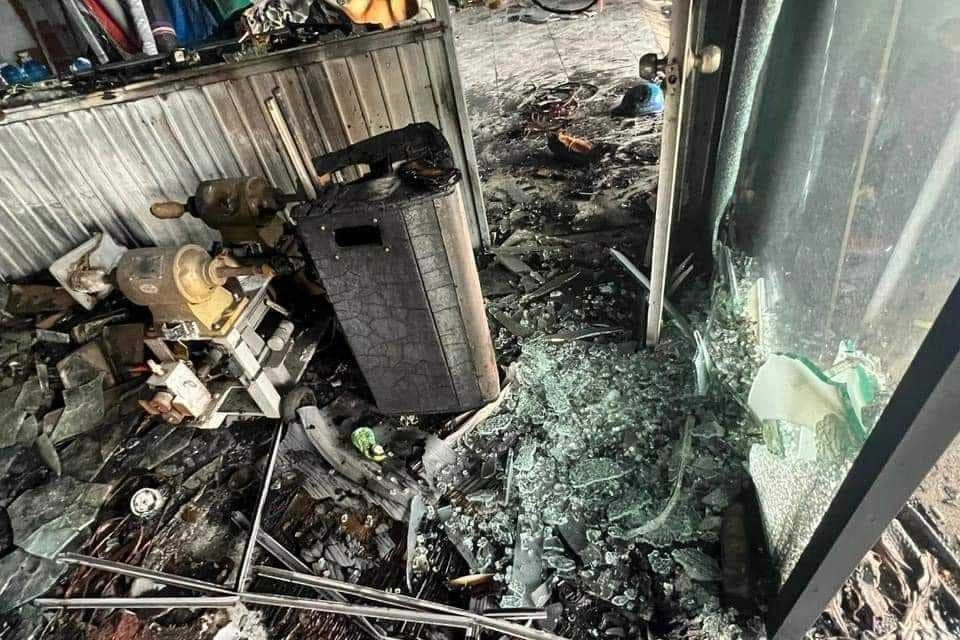 អគ្គីភ័យឆាបឆេះរោងចក្រខាងក្នុងរថយន្ត ឆេះរថយន្តដឹកដី ២ Cháy xưởng nội thất ô tô, xe bán tải bị thiêu rụi - 2