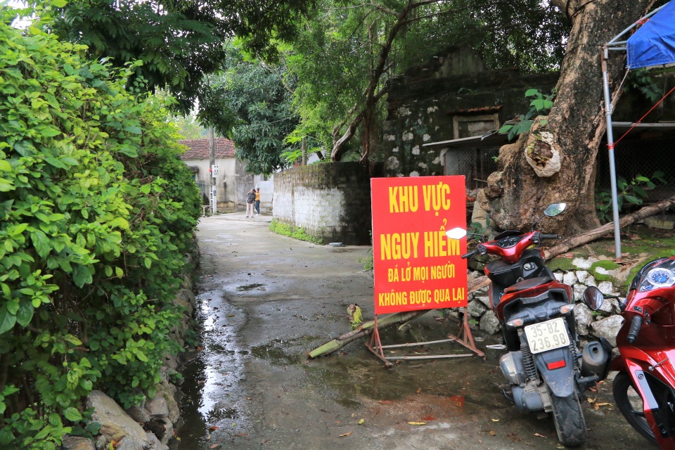Ninh Bình: Di dời khẩn cấp hàng chục hộ dân khỏi vùng nguy cơ sạt lở núi - 8 Ninh Bình: Di dời khẩn cấp hàng chục hộ dân khỏi vùng nguy cơ sạt lở núi - 8