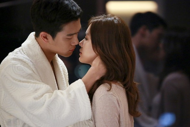 Tôi đi du học 2 năm, chị họ và bạn trai ở nhà tổ chức đám cưới