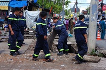 Ngày thứ 3 tìm kiếm bé trai dưới cống: Huy động thợ lặn, máy bơm