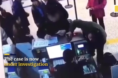 Khách Trung Quốc hành hung, xé thẻ tên của nhân viên hàng không