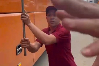 Phụ xe khách cầm gậy sắt dọa đánh người đi đường ở TPHCM