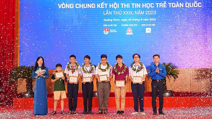 Bí thư Trung ương Đoàn, Chủ tịch Hội Sinh viên Việt Nam Nguyễn Minh Triết (ngoài cùng bên phải) trao Huy hiệu Tuổi trẻ sáng tạo tặng 6 thí sinh giành giải Nhất Hội thi Tin học trẻ toàn quốc lần thứ 29, năm 2023.