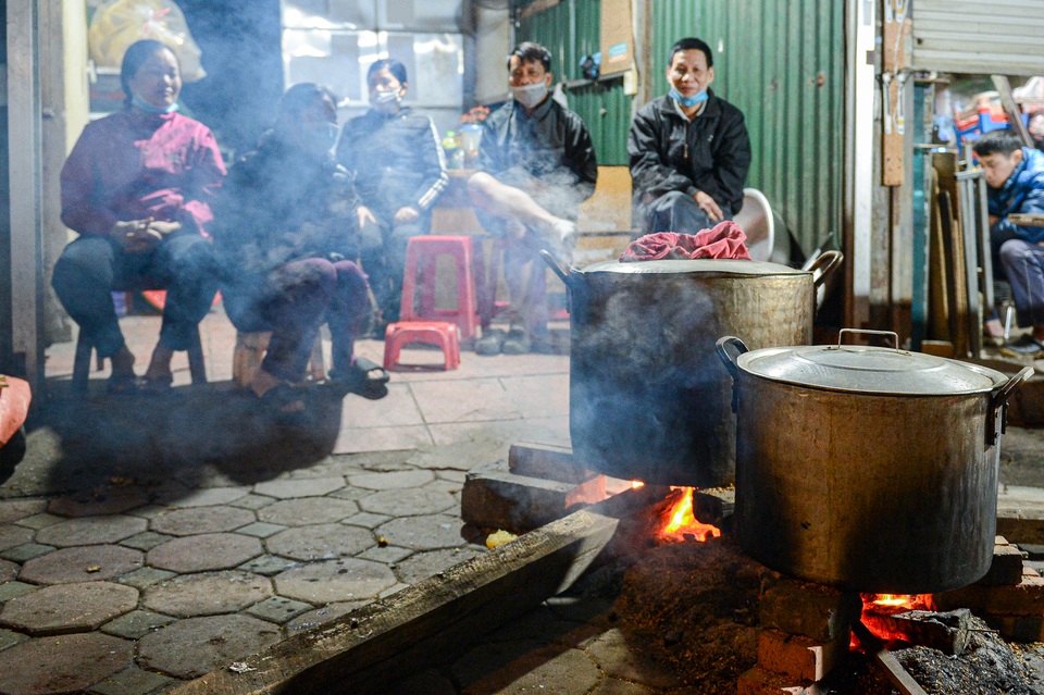 Người dân Hà Nội thức xuyên đêm luộc bánh chưng ở vỉa hè - 7 Người dân Hà Nội thức xuyên đêm luộc bánh chưng ở vỉa hè - 7