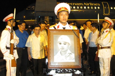 Đón hài cốt anh hùng Lý Tự Trọng về quê hương