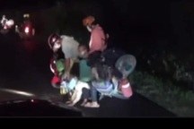 Cay mắt với clip gia đình đi xe máy gặp sự cố trên đường về quê tránh dịch