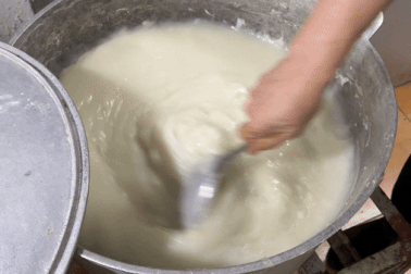 Quán bánh đúc nóng nằm sâu trong khu tập thể, bán 30 năm giá vẫn rẻ