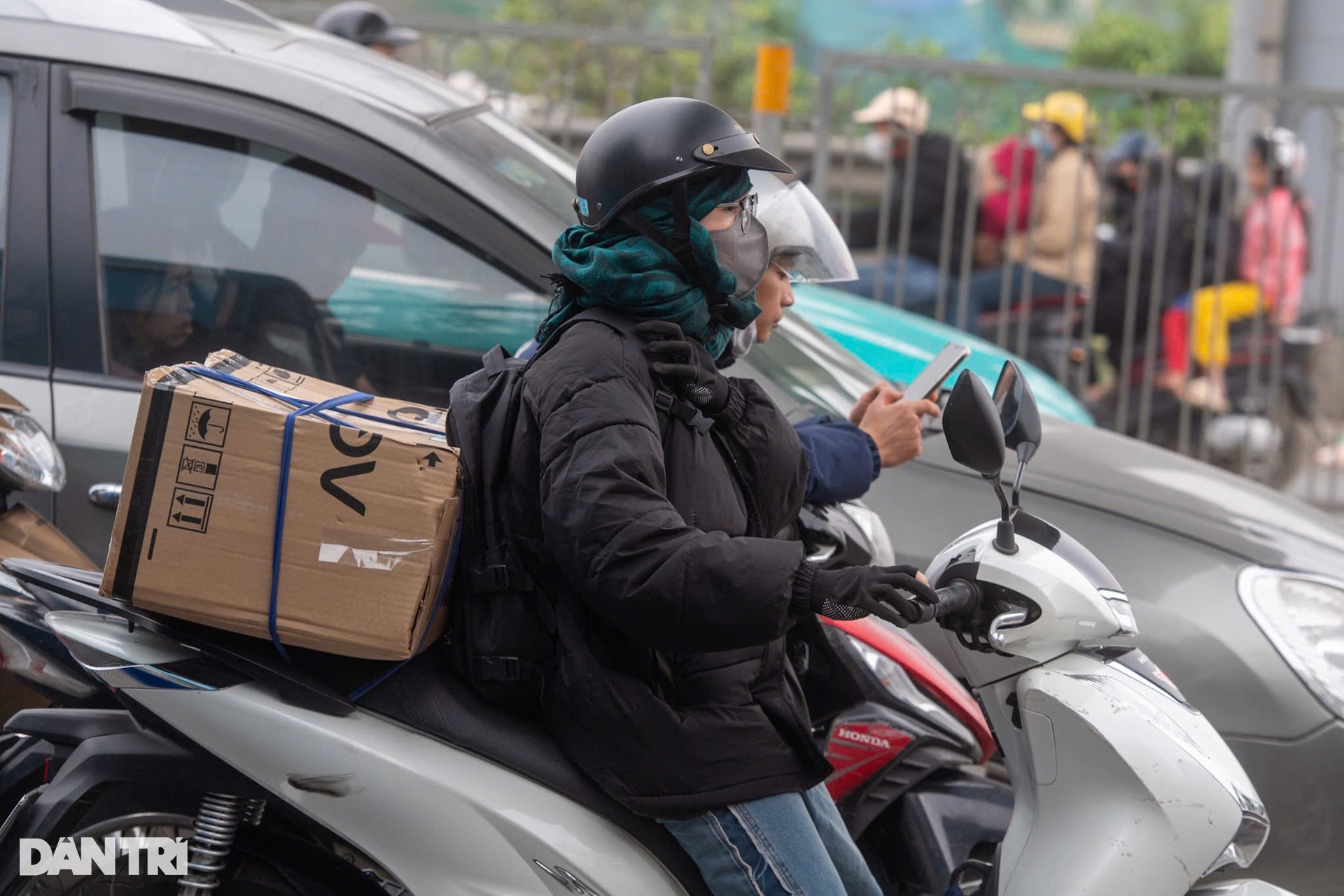 Người dân đổ về Thủ đô ngày cuối kỳ nghỉ, các tuyến đường cửa ngõ tắc dài - 7 Người dân đổ về Thủ đô ngày cuối kỳ nghỉ, các tuyến đường cửa ngõ tắc dài - 7