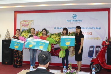 Trao giải chương trình “Cùng Sắc Ngọc Khang - Hết nám da, lướt Vespa sành điệu”