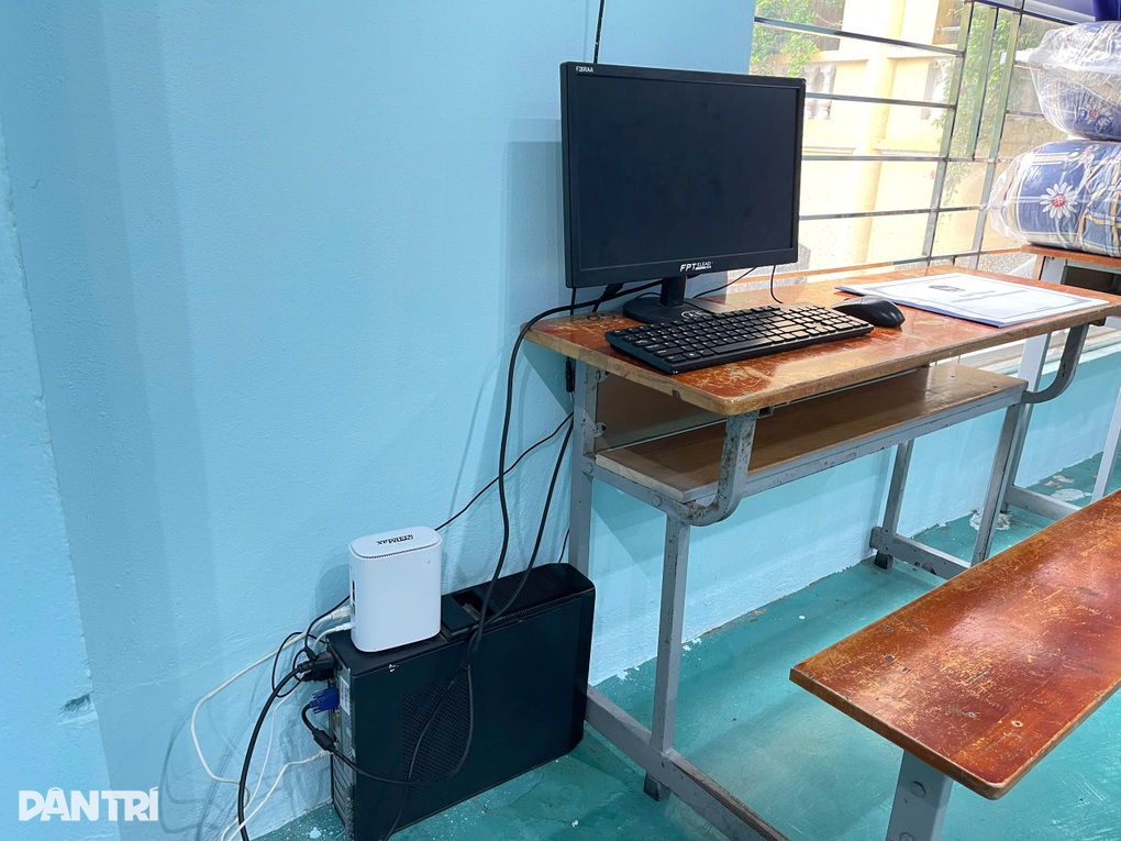 Hiệu trưởng lội nước nửa ngày, trải nệm ấm chờ người dân tránh lũ - 3 Hiệu trưởng lội nước nửa ngày, trải nệm ấm chờ người dân tránh lũ - 3