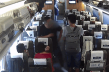 Khách Trung Quốc bị đánh ngã vì yêu cầu nhường chỗ ngồi trên tàu