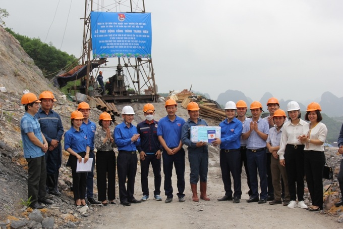 Bí thư Đoàn TN Tập đoàn TKV Nguyễn Văn Thuấn trao thưởng cho ĐTN Công ty và tặng quà cho ĐVTN Tổ khoan số 4