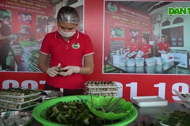 Độc lạ món ốc nhồi ống nứa đắt hàng dịp Tết