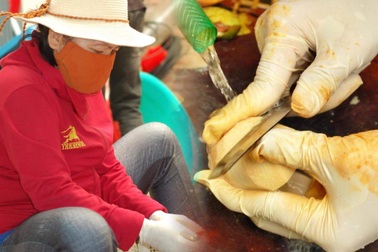 Nhân viên văn phòng bỏ việc đi gọt măng cụt xanh kiếm tiền triệu mỗi ngày