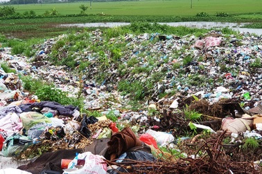 Rác thải "ùn tắc" ở bể trung chuyển gây ô nhiễm nghiêm trọng, dân lắc đầu ngao ngán!