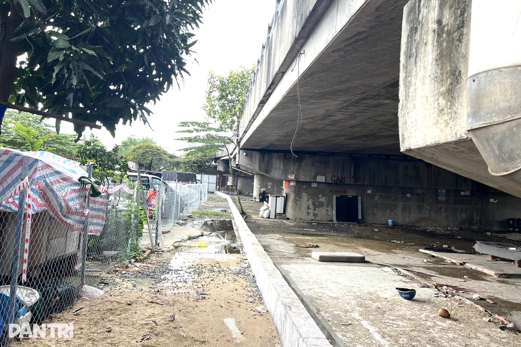 Bãi xe dưới gầm cầu ở TPHCM: Nơi dọn sạch, chỗ còn nhếch nhác - 1