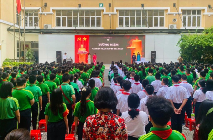 Tại buổi lễ sinh hoạt đầu tuần, toàn thể trường THCS Nguyễn Tri Phương, quận Ba Đình đã dành phút mặc niệm những nạn nhân trong vụ cháy chung cư mini.