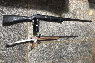 Người đàn ông trồng cần sa cất giấu cả súng, biển số xanh trong nhà