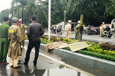 Bàng hoàng phát hiện thi thể 2 thanh niên trên dải phân cách