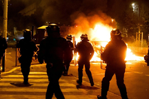 Tổng thống Macron tiếp tục họp khẩn đối phó làn sóng biểu tình bạo loạn