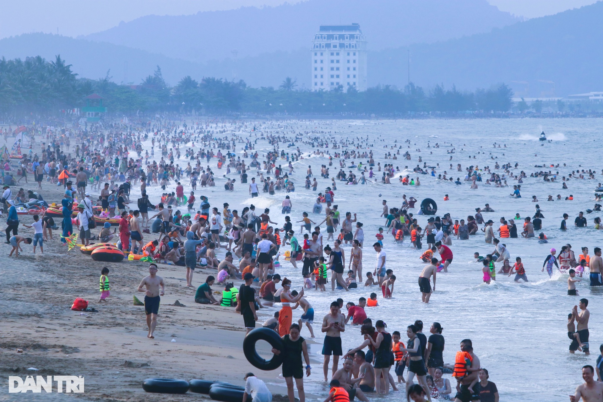 Nắng nóng như đổ lửa, biển Cửa Lò đông nghịt người đến hạ nhiệt - 1 Nắng nóng như đổ lửa, biển Cửa Lò đông nghịt người đến hạ nhiệt - 1