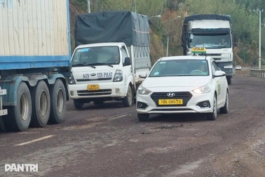 Quốc lộ 1D nối Gia Lai - Đắk Lắk xuất hiện "ổ gà, ổ voi" sau mưa kéo dài