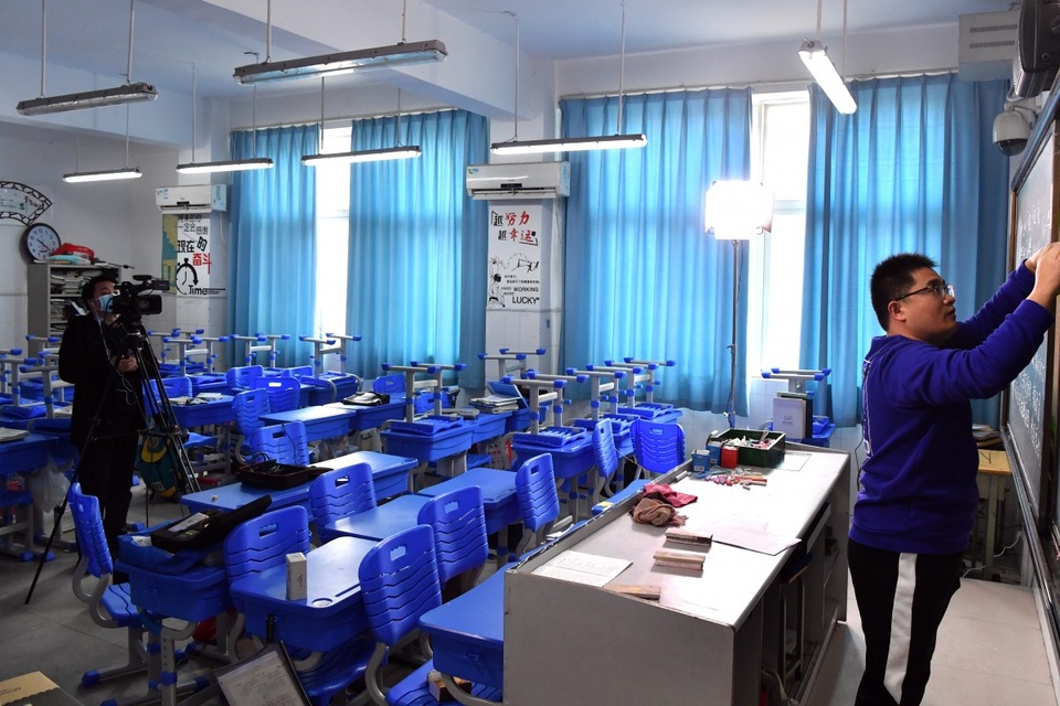 Trường học Trung Quốc triển khai dạy trực tuyến vì virus corona - 1 Trường học Trung Quốc triển khai dạy trực tuyến vì virus corona - 1