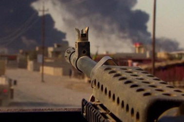 Binh sĩ Iraq liều mình cứu cụ bà giữa làn đạn của IS