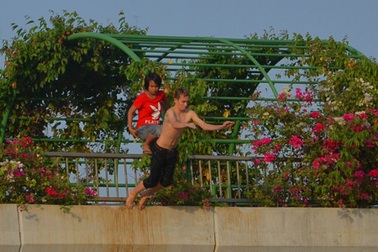 Những kiểu nhảy cầu tắm sông “dựng tóc gáy”