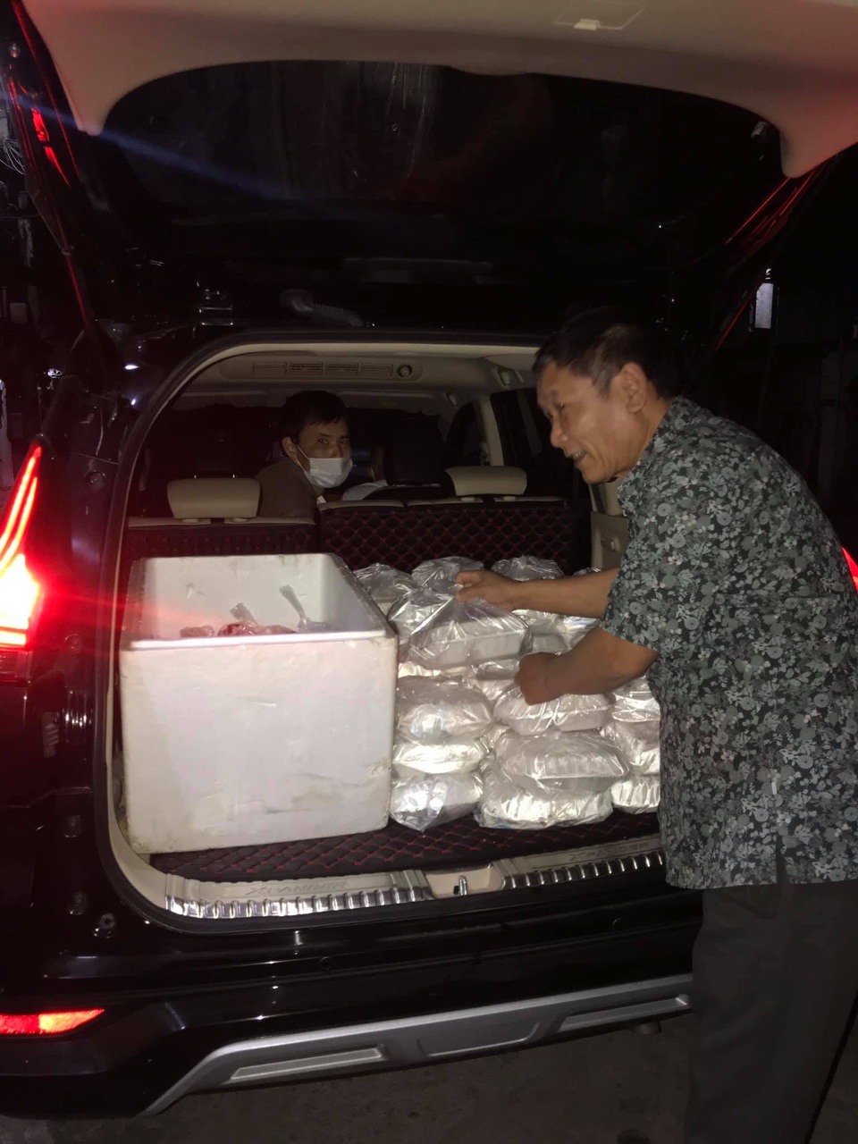 Ấm lòng suất xôi 0 đồng tiếp tế trong đêm tại tâm dịch Hải Dương - 2 Ấm lòng suất xôi 0 đồng tiếp tế trong đêm tại tâm dịch Hải Dương - 2